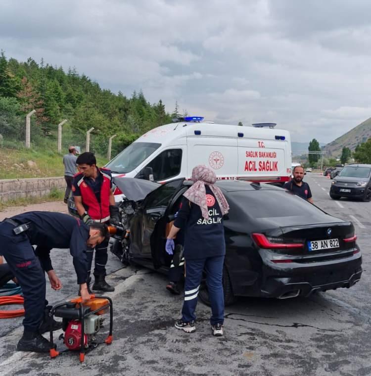 <p>Kayseri'nin Melikgazi ilçesinde iki aracın kafa kafaya çarpışması sonucu meydana gelen trafik kazasında 2 kişi hayatını kaybetmişti. Feci kaza anının görüntüleri ortaya çıktı. Kazanın adeta 'göz göre göre' gerçekleştiği öğrenildi. </p>