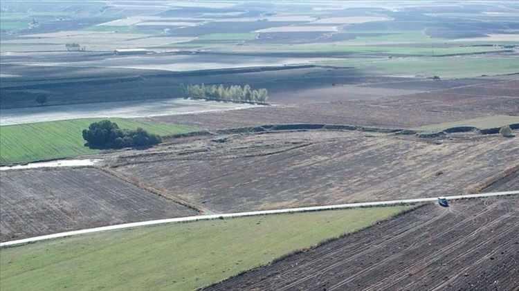 <p>İhaleye ilişkin detaylar açıklanırken en değerli arsa Ankara'da Çayyolu'nda bulunan parseller oldu ve sadece teminatı 200 milyon lira tutuyor.</p>

