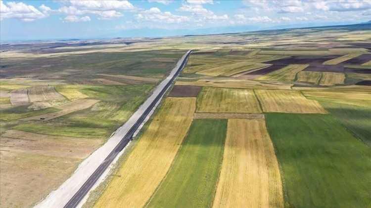 <p><strong>48 AY VADE İMKANI</strong></p>
<p>Vadeli ödemelerde ihale bedelinin asgari yüzde 40’ı peşin, vadeye bırakılan tutarı ise 12 (oniki) ayda bir ödeme yapmak kaydıyla en çok 48 ayda ödenecek. İhale bedelinin vadeye bağlanan tutarına yıllık yüzde 35 oranında basit faiz (vade farkı) uygulanacak.</p>