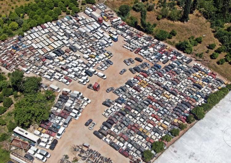<p>Yazın aşırı sıcaklara, kışın ise yoğun yağışlara maruz kalan bu araçlar, hem ekonomik değer kaybına uğruyor hem de sahiplerini artan otopark ve dava masrafları nedeniyle mağdur ediyor.</p>
<p> </p>