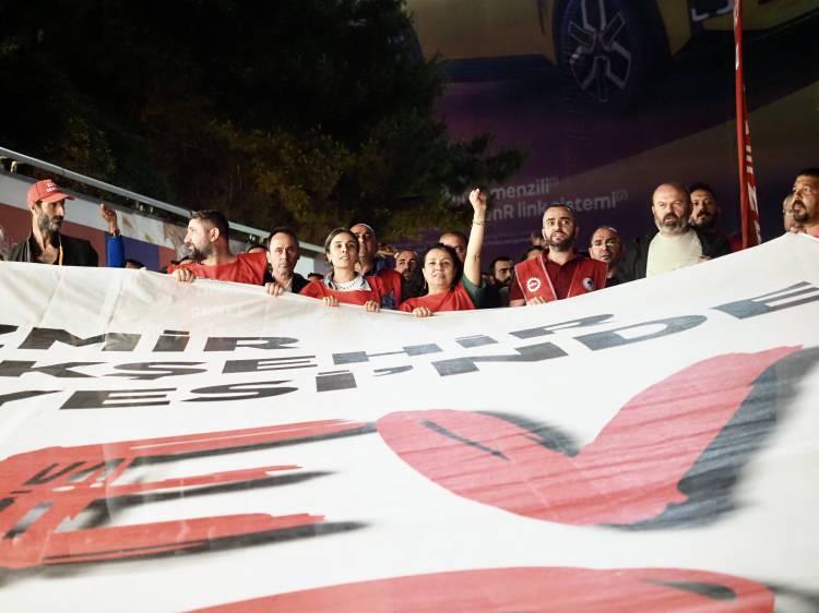 <p>Genel-İş Sendikası İzmir 1, 2, 3 ve 9 No'lu şubeleri üyeleri, Kültürpark Fuar Alanı'ndaki Büyükşehir Belediyesi hizmet binası önünde toplandı.</p><p> </p>