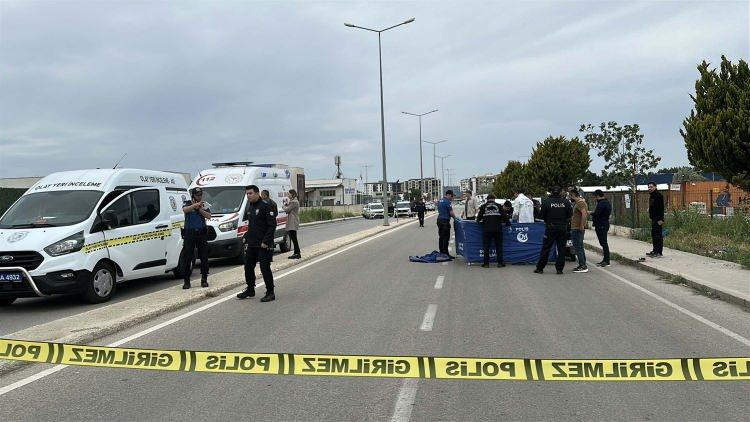 <p>Olay, 16 Mayıs saat 10.30 sıralarında İsmetpaşa Mahallesi İzmir Caddesi'nde meydana geldi. Uğur Zan, 34 GGZ 686 plakalı otomobil ile boşanma aşamasındaki eşi 2 çocuk annesi 25 yaşındaki Zeynep Zan'ın kullandığı 17 EE 166 plakalı motosikletin önünü kesti. </p>