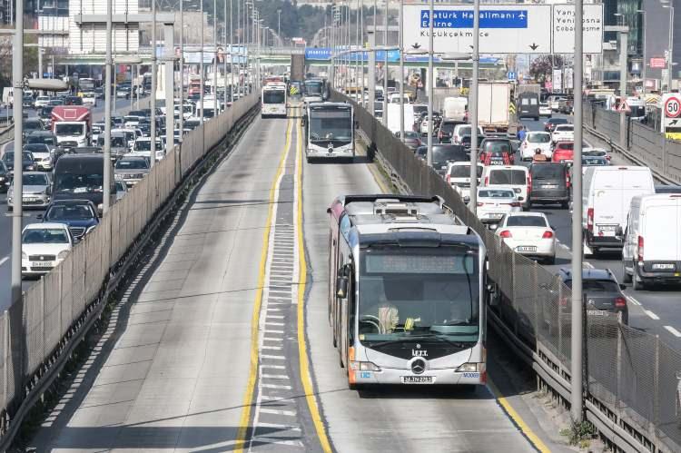 <p>İstanbul’un ana toplu taşıma hatlarından birinde yolcu yoğunluğu semtlere göre büyük değişiklik gösteriyor.</p>