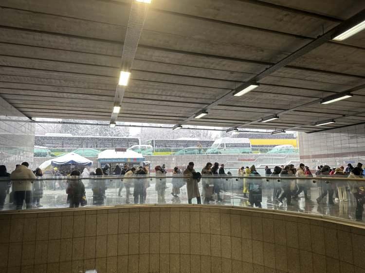 <p>Ancak, bu değerlendirmeler genel gözlemlere dayanmaktadır ve kesin yolcu sayıları için İstanbul Elektrik Tramvay ve Tünel İşletmeleri (İETT) veya İstanbul Büyükşehir Belediyesi'nin (İBB) resmi kaynaklarından güncel verilerin temin edilmesi gerekmektedir.</p>
<p> </p>