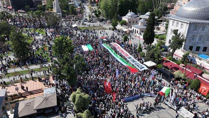 <p>Ayasofya-i Kebir Cami-i Şerifi'ne doğru yürüyüşe geçen katılımcılar tekbir getirip, "Katil İsrail, Filistin'den defol", "Mehmetçik Gazze'ye" sloganları attı.</p>
<p> </p>