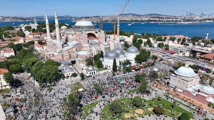 <p>Ellerinde Türk ve Filistin bayrakları taşıyan kalabalık "Gazze için susma", "Mavi Marmara onurumuzdur", "Şehitlerin yolunu sürdüreceğiz", "Çocuklar ölürken susulmaz" yazılı pankart ve dövizler taşıdı.</p>
<p> </p>
