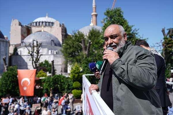 <p>Yürüyüşün sonunda toplanılan Ayasofya Meydanı'nda Kur'an-ı Kerim okundu.</p>

<p> </p>
