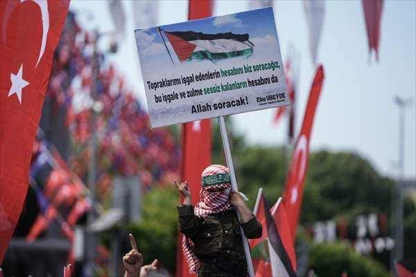 <p>Burada konuşan İHH Genel Başkanı Bülent Yıldırım, Gazze'ye insani yardım götürmek için satın aldıkları Özgürlük Filosu'nun parçası olan Vicdan gemisinin Malta açıklarında iki dronla saldırıya uğradığını hatırlatarak, geminin çekildiği Libya tarafından da kabul edilmediğini söyledi.</p>
<p> </p>