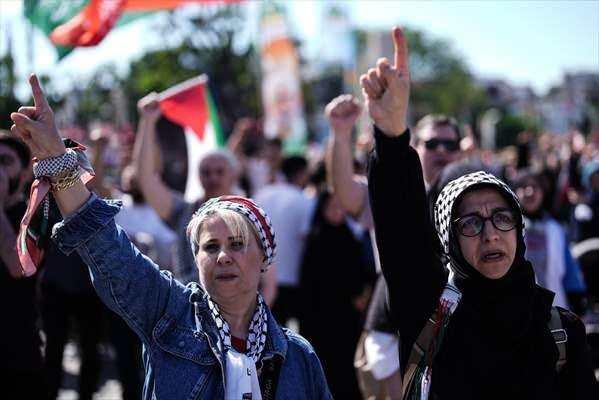 <p>Bugün itibarıyla Özgürlük Filosu'nun Sicilya'dan bir gemisinin hareket ettiğini, Tunus, Cezayir ve Afrika’nın çeşitli ülkelerinden 1000 aracın da Mısır'a doğru yola çıktığını aktaran Yıldırım, çarşamba günü Türkiye'den de uçakla Mısır'a gidilmesine ilişkin bir açıklama yapacaklarını kaydetti.</p>
<p> </p>