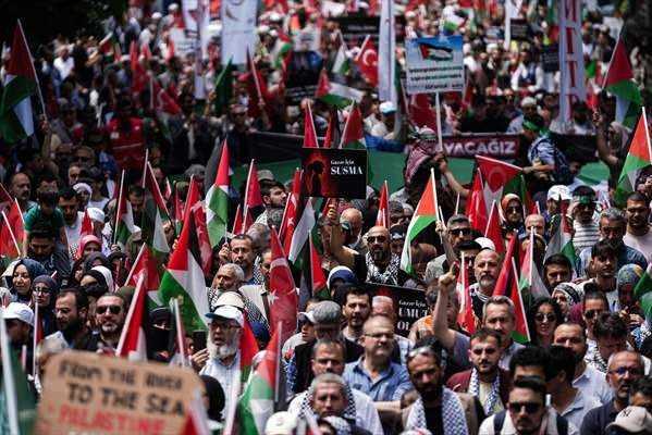 <p><strong>"Cumhurbaşkanı'mızın kendini parçaladığının da farkındayım. Dışişleri Bakanımız diplomasi yapıyor. Onun da farkındayım. Ama İslam dünyasının liderlerini harekete geçirecek bir aksiyon istiyoruz. Yani Refah Kapısı'na gerekirse askeri işbirliğiyle operasyon yapılmasını istiyoruz. Bir abluka varsa, gıda gitmiyorsa ambargo varsa insani yardım koridorları gerekirse askeri güçle açılır. Bunu Güney Sudan'da yaptı Birleşmiş Milletler. Askeri güç kullanma hakkı var. Olmuyorsa İslam dünyası kendi işbirliği teşkilatını bir günde kursun, gereğini yerine getirsin."</strong></p>
