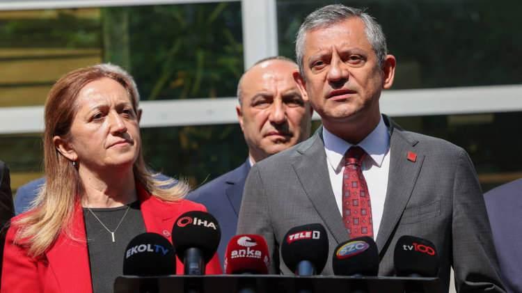 <p><strong>DİSK GENEL BAŞKANI </strong><strong>GREV YAPAN İŞÇİLER İÇİN </strong><strong>SESİNİ ÇIKARAMADI</strong></p>
<p>İzmir’de grev kararı alan işçilerin bağlı bulunduğu sendikanın Genel Başkanı Arzu Çerkezoğlu da CHP Genel Başkanı Özgür Özel’in yanında işçilerin hakkını savunamadı. </p>
<p><br />
İşçilerin grevinin başladığı saatlerde DİSK Genel Başkanı Arzu Çerkezoğlu ve CHP Genel Başkanı Özgür Özel asgari ücret ara zammını görüşmek için bir araya geldi. <br />
İzmir’deki işçilerin grev kararı iki ismin ana gündeminde de yer almadı. <br />
CHP İzmir Büyükşehir Belediyesinde çalışan işçilerin toplu sözleşme sürecindeki taleplerini karşılayamazken asgari ücret için ara zam talebinde bulundu. <br />
CHP Genel Başkanı Özgür gelen bir soru üzerine İzmir Büyükşehir Belediye’sinin mali durumuyla ilgili acı itiraflarda bulundu. Belediye’nin SGK borçlarını bahane olarak öne sürdü. <br />
Özel; ‘İşçinin hakları haklı talepleri vardır. İşverenin bu konuda yaşadığı zorluklar vardır. İzmir Büyükşehir Belediyesinin önceki dönemlerden gelen ağır borç yükleri, özellikle hükümetin belediyeleri silkeleme noktasında SGK vergi borçları ve diğer meselelerde birden hemen şimdi bütün faiziyle birlikte saldırmaları belediyemizi ciddi bir sıkıntıya sokmuştur.’ Dedi.<br />
İzmir’de grev kararı alan işçilerin bağlı bulunduğu sendikanın Genel Başkanı Arzu Çerkezoğlu da CHP Genel Başkanı Özgür Özel’in yanında işçilerin hakkını savunamadı. <br />
İzmir Büyükşehir Belediyesi bu süreçte işçi maaşlarını ödenememesiyle de gündeme gelmişti. </p>
