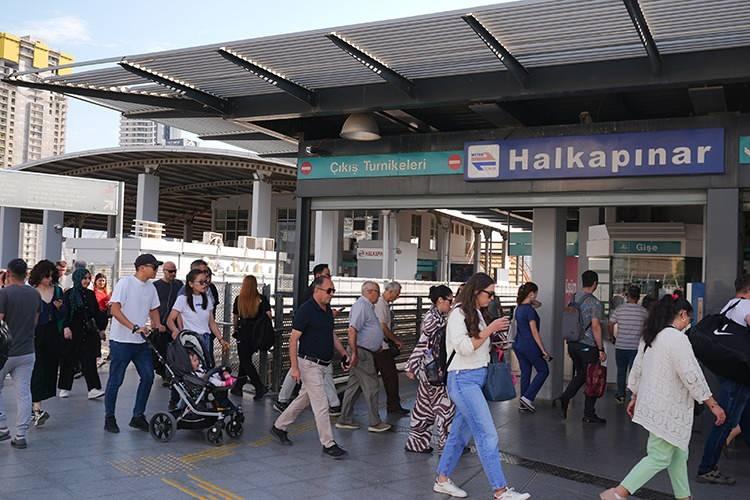 <p>Vatandaşların toplu ulaşımda metro, İZBAN, tramvay ve vapur seferlerine yöneldiği gözlendi.</p>
<p> </p>