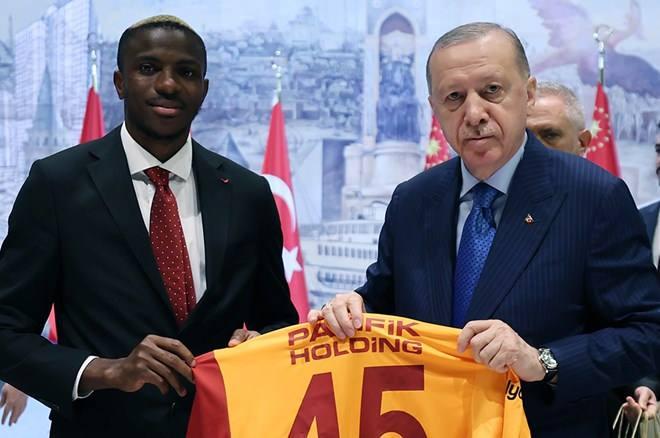 <p>Futbolcular Victor Osimhen, Fernando Muslera ve Barış Alper Yılmaz, Cumhurbaşkanı Erdoğan'a forma hediye etti.</p>