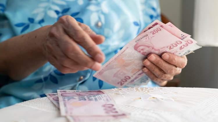 <p>2024 yılında her iki bayramda da emeklilere 3 bin lira ödenirken, 2025’te bu tutar yüzde 33 artırılarak 4 bin liraya çıkarıldı. Emekliler, <strong>Ramazan Bayramı’nda </strong>4 bin lira <strong>ikramiye </strong>aldı. <strong>Kurban Bayramı’nda </strong>da emeklilerin hesaplarına 4 bin lira yatırılacak. Böylece, emekliler, iki bayramda ikramiye adı altında toplam 8 bin lira almış olacaklar.</p>

<p> </p>
