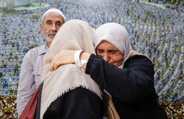 <p>"Daha bizi bekleyen mahşer var, ahiret var. Demek ki bu pişmanlık duyguları canlanmış. Allah kulunu affederken neden biz birbirimizi affetmeyelim diyerek buluşmuşlar. Hamdolsun kalpler yumuşamış. Bu mukaddes belde vahyin beşiği olan bu kutsal topraklar, ümmül-kura (şehirlerin anası) olan bu topraklar, ana kucağıyla bu kardeşlerimizi de kucaklamış. Tekrar birbirlerine kardeşlik raptıyla bağlamış. Tebrik ediyoruz. Mekke'de ümmet buluşuyor."</p>
<p> </p>
