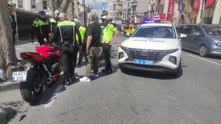 <p>Yola savrulan sürücüleri görenlerin ihbarıyla olay yerine itfaiye, sağlık ve polis ekipleri sevk edildi. </p>