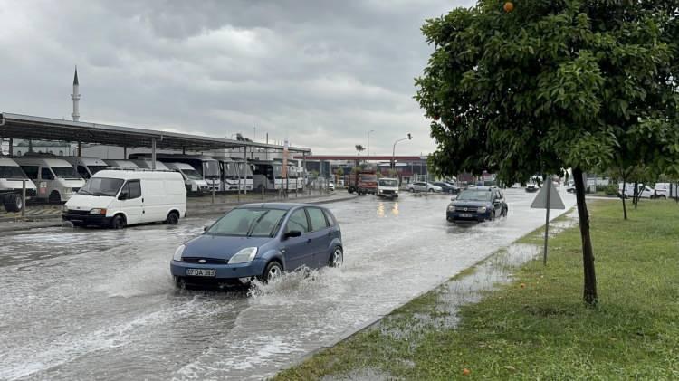 <p>Meteoroloji Genel Müdürlüğünden yapılan açıklamaya göre, yurdun bazı illerinde kuvvetli ve gök gürültülü sağanak bekleniyor</p>
<p> </p>