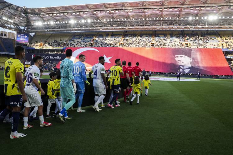 <p>Kadrodaki kiralık isimlerden Kostic ve Skriniar'ın yanı sıra sözleşmesi sona eren Bright Osayi-Samuel'in durumlarını belli olmadığının altını çizen Mourinho, bunun dışında kimlerin kalıp kimlerin gideceğini bilmediğini vurguladı.</p>
