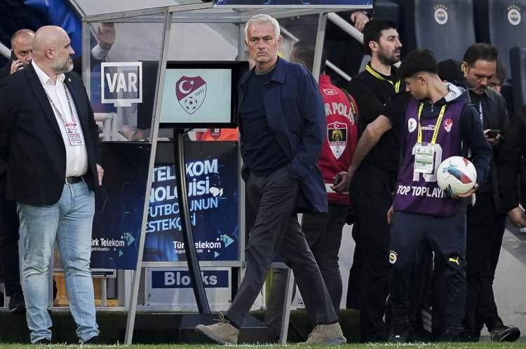 <p>"Kendi ekibinden birçok ismin değişeceğiyle ilgili çıkan haberler hakkında konuşan Mourinho, yazılan her şeyin doğru olmadığını ancak bazı değişikliklerin olacağını dile getirdi."</p>