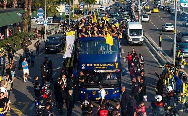 <p>Fenerbahçe Beko Basketbol Takımı'nın THY EuroLeague şampiyonluğu kutlaması sebebi ile bazı yollar trafiğe kapatıldı.</p>