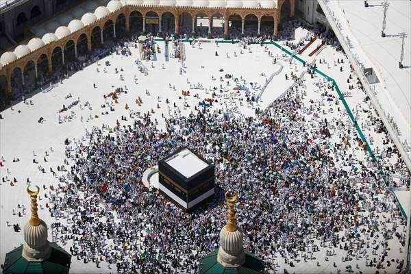 <p>Malezya Bernama Haber Ajansı'nda muhabir olarak görev yapan Farhah Ruslan, "Maşallah Subhanallah, manzara çok güzel. Kabe’nin yerden 601 metre yüksekteki görünüşü çok güzel. Suudi medyasının davetiyle tüm bunları deneyimlemek müthiş." ifadelerini kullandı.</p>
<p> </p>