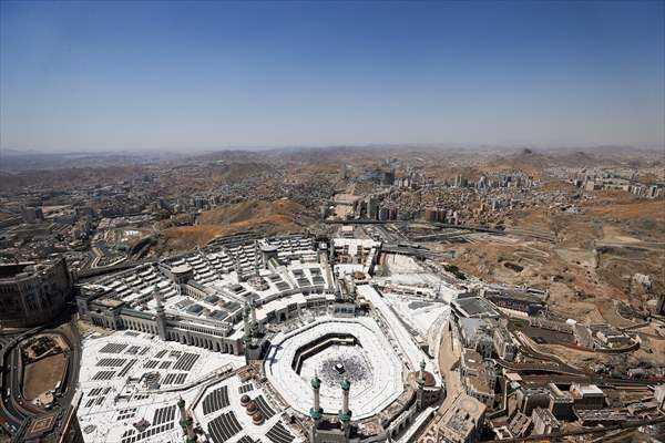 <p>Rehber Ali Tarak da <strong>"Dünyanın en büyük saatinin balkonundan Kabe-i Muazzama kuş bakışı görülmektedir. Bu herkese nasip olan bir şey değil. Farklı duygular yaşıyorsunuz. Farklı bir bakış açısı veriyor. Dünyanın merkezidir burası, Kabe insanın içini ferahlatıyor."</strong> diye konuştu.</p>

<p> </p>
