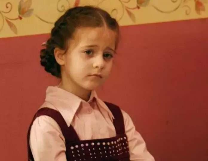 <p><span style="color:#000000">Yayınlandığı dönemde büyük ses getiren fantastik çocuk dizisinde oynadığı "Çilek" karakteri ile, henüz 5 yaşındayken kamera karşısına geçen Özkaya, oyunculuğu ile herkesin sempatisini kazanmıştı.</span></p>