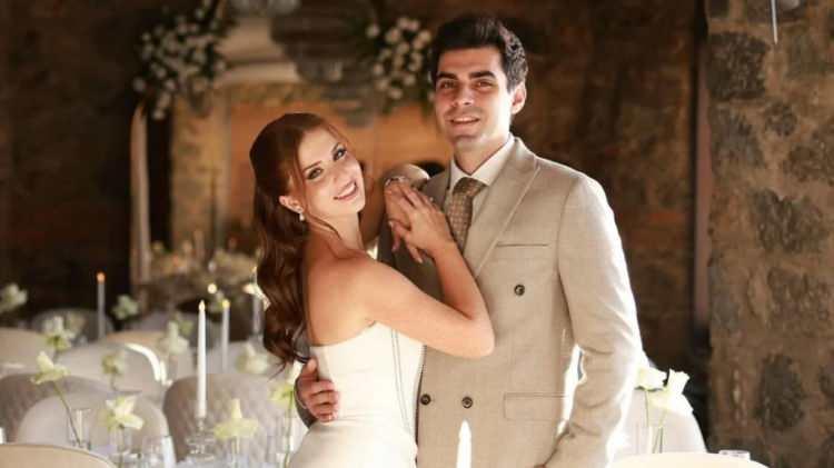 <p><span style="color:#000000">Ünlü oyuncu, geçtiğimiz aylarda erkek arkadaşı Oğulcan Can ile nişanlanmıştı.</span></p>