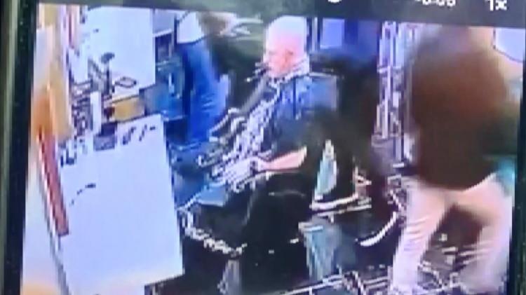 <p>Görüntülerde Ahmet K.'nın tıraş olan kardeşine arkadan yaklaştığı ve sonrasına tabanca ile kafasına ateş ederek kaçtığı görüldü.<br />
</p>