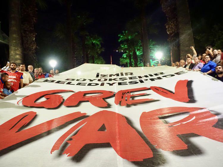 <p>Genel-İş İzmir 2 No'lu Şube Başkanı Ercan Gül, burada yaptığı konuşmada, gece yarısı itibarıyla yaklaşık 23 bin işçinin greve başladığını söyledi.</p><p> </p>