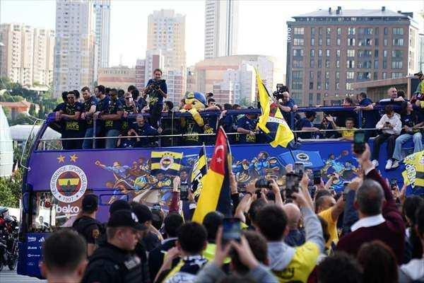 <p>Bağdat Caddesi’ne ulaşan Fenerbahçe Beko, üstü açık otobüsten taraftarlarını selamlayıp, tezahüratlarına eşlik etti.</p>