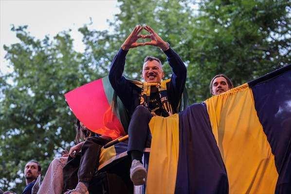 <p>Avrupa'da tarih yazarak tüm Türkiye’yi gururlandıran Fenerbahçe Beko Basketbol Takımı, şampiyonluk kutlamaları kapsamında bugün binlerce taraftarla buluşmak üzere yola çıktı.</p>