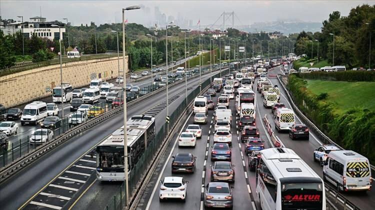 <p>Teklifle, Karayolları Trafik Kanunu'nda değişikliklere gidiliyor. Buna göre, otoyollardan sorumlu birimlerde görevli trafik zabıtası, sorumluluk sahası ile sınırlı olmak üzere İçişleri Bakanının uygun görmesi halinde genel zabıta olarak da görevlendirilebilecek.</p>
<p>Trafik zabıtasının bulunmadığı veya yeterli olmadığı yerlerde sorumluluk bölgesine göre genel zabıta ilgili mevzuatta belirtilen esas ve usullere uygun olarak trafiği düzenlemeye ve trafik suçlarına el koymaya görevli ve yetkili olacak.</p>
<p>Elektronik ortamda tescili mümkün olan araçlara satış tarihinden itibaren 3 iş günü içinde tescil edilme zorunluluğu getirilecek.</p>
<p>Araç sahiplerinin vefat etmesi halinde mirasçılar, gerekli bilgi ve belgeleri sağlayarak vefat tarihinden itibaren 90 gün içinde ilgili tescil kuruluşuna müracaat etmek ve adlarına tescil belgesi almak zorunda olacak.</p>