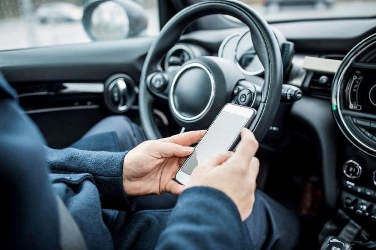 <p><span style="color:#B22222"><strong>CEP TELEFONUNA 5 BİN LİRA CEZA</strong></span></p>
<p>Seyir halinde cep telefonu kullanan sürücülere uygulanacak idari para cezası 2 bin 167 TL’den 5 bin TL’ye yükseltilecek, bir yıl içinde ilk tekrarda 10 bin TL, ikinci ve sonraki ihlallerde her defasında 20 bin TL ceza ve 30 gün süreyle sürücü belgesine el koyma uygulaması getirilecek.</p>