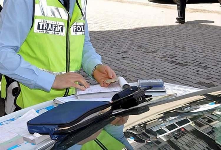 <p><span style="color:#B22222"><strong>KIRMIZI IŞIK İHLALİ CEZALARI KADEMELİ ARTACAK</strong></span></p>

<p>Trafiği düzenleme ve denetimle görevli trafik zabıtası veya özel kıyafetli veya işaret taşıyan diğer yetkili kişilerin uyarı ve işaretlerine uymayanlara 3 bin lira idari para cezası verilecek. Trafik ışıklarına uymayan sürücüler 5 bin lira idari para cezasına çarptırılacak.</p>

<p>Kırmızı ışık ihlali yapan sürücülere bu ihlalin tekrarı hallerinde verilecek cezalar kademeli olarak artırılacak. Kırmızı ışık ihlali yapan sürücülere, son ihlalin gerçekleştiği tarihten geriye doğru 1 yıl içinde ikinci defa ihlal edilmesi halinde 10 bin lira, üçüncü defa ihlal edilmesi halinde 15 bin lira, dördüncü defa ihlal edilmesi halinde 20 bin lira, beşinci defa ihlal edilmesi halinde 30 bin lira, altıncı defa ihlal edilmesi halinde 80 bin lira idari para cezası verilecek.</p>

<p>Kırmızı ışık ihlali yaparak trafik kazasına sebebiyet veren sürücülerin sürücü belgeleri 60 gün süreyle geri alınacak.</p>

