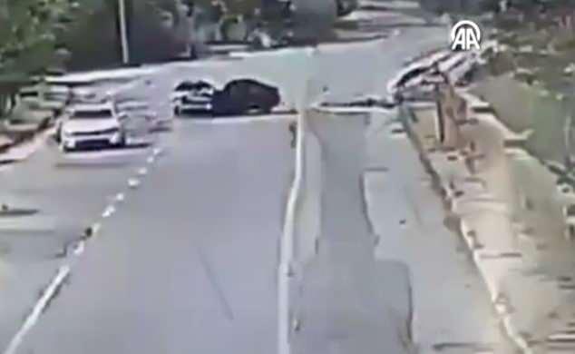 <p>Görüntülerde; Andaç'ın kullandığı otomobil ile Ökce'nin kullandığı otomobilin kafa kafaya çarpıştığı görüldü.</p>