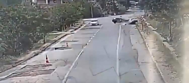 <p>İhbarla kaza yerine polis, itfaiye ve sağlık ekipleri sevk edildi. Yaralılar, sağlık ekiplerinin ilk müdahalesinin ardından Kayseri Şehir Hastanesi'ne kaldırıldı. Ağır yaralanan Ökce de kurtarılamadı.</p>
