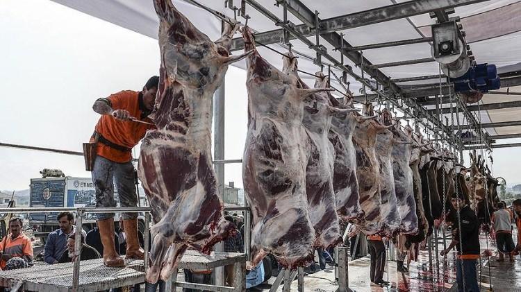 <p>Çiğ etlerde bulunan bakterilerin genellikle koku ya da görüntüyle fark edilemediğini belirten Reha Azizoğlu, tüketicilere güvenilir ve bilinen kasap ya da marketlerden alışveriş yapmaları, et ürünlerini diğer gıdalardan ayrı saklamaları ve pişirme sürecine özen göstermeleri gerektiğini hatırlattı. Azizoğlu, "Hayvan sağlıklı görünse bile taşıyıcı olabilir. Bu yüzden tüm aşamalarda hijyen kurallarına uymak şart" diye konuştu.</p>
