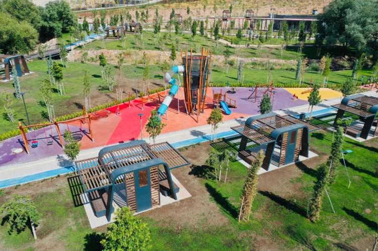 <p>Memleket samimiyeti yaşayan doğayla iç içe olan millet bahçeleri doğayla iç içe zaman harcayabilecekleri, farklı sosyal ve sportif etkinlikler gerçekleştirebilecekleri fırsatlar sunmakta. </p>