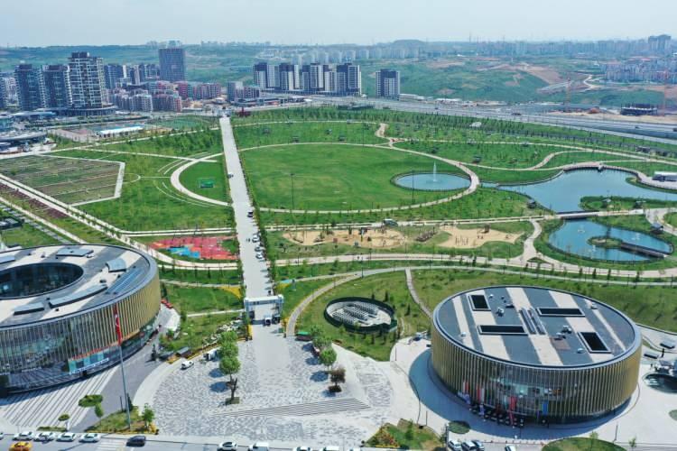 <p>15.600 m² biyolojik göleti ve 30.000 m² tematik bahçesiyle dikkat çeker. 25 tür bitkinin bulunduğu tematik bahçede, çiçeklerle bezenmiş koku bahçesi gibi alanlar yer alır.</p>