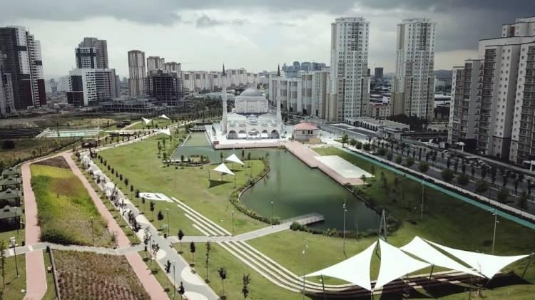 <p>7.000 m² biyolojik göleti, 128 tür bitki ve 600 ağaç ile zenginleştirilmiştir. Elektrikli araçlar için istasyonlar ve güneş panelleri gibi çevre dostu özelliklere sahiptir.</p>
<p> </p>