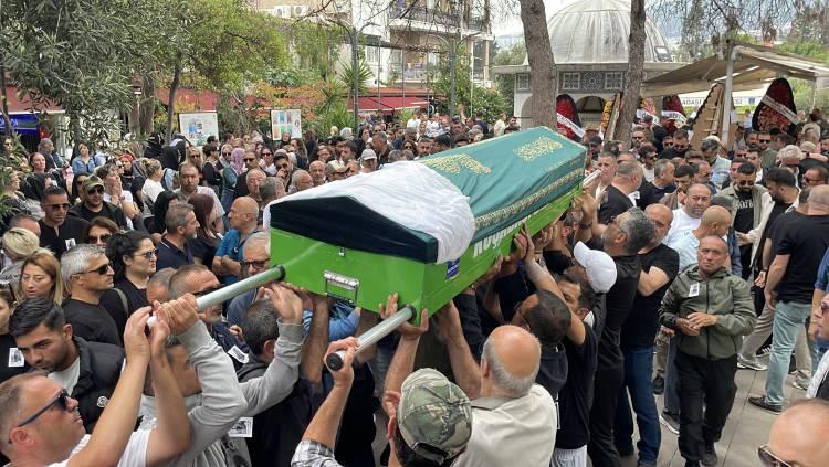 <p>Törene yakınlarının yanı sıra Kuşadası Belediye Başkanı Ömer Günel ve sevenleri katıldı.</p>
