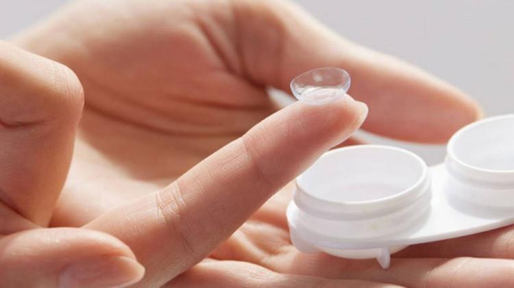 <p>Gözlükten lense geçmek isteyenler ve lens kullananlar için önemli önerilerde bulunan Özel Medicana Bursa Hastanesi Göz Sağlığı ve Hastalıkları Uzmanı Op. Dr. Adnan İpçioğlu, <strong>"Hayatımıza konfor sağlayan ve hayat kalitesini yükselten lensler, doğru kullanılmadığında ciddi sorunlara yol açabilir"</strong> dedi.</p>