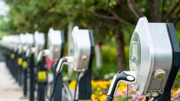 <p>Ancak TESKON’a göre, birçok site sakini bu kurallardan habersiz. Şarj alanlarına park eden kişiler, hem elektrikli araç sahiplerini zor durumda bırakıyor hem de sistemin düzgün çalışmasını engelliyor.</p>
