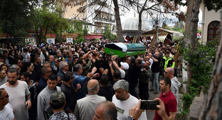 <p>Eşinin tabutuna sarılan Necati Arıcı, 'Saçları kısa da güzeldi. Yüzü çok güzeldi. Prenses gibiydi…' sözleriyle herkesi duygulandırdı.</p>
