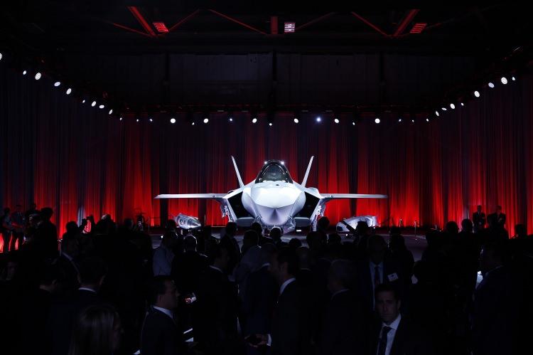 <p><span style="color:#B22222"><strong>F-35 SATIŞI VE OLASI ETKİLERİ</strong></span></p>
<p>Rubin Trump yönetiminin Türkiye'ye olası F-35 Uçağı satışını yeniden gündeme getirmesiyle birlikte, hem Pentagon hem de Kongre'nin, Türkiye'nin bu uçakları İsrail'e karşı kullanması durumunda ne gibi bir etkisi olabileceğini düşünmesi gerektiğini vurguladı.</p>