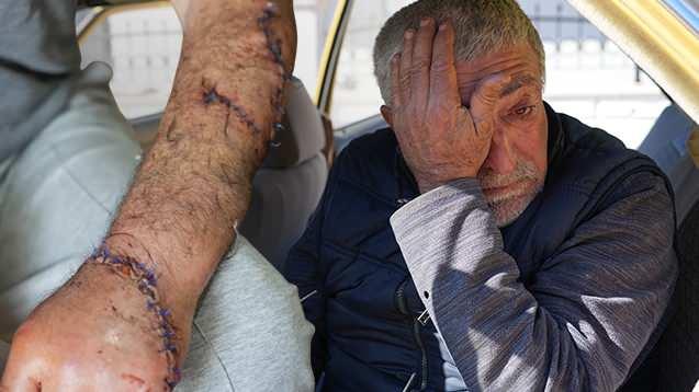 <p>Antalya'da yaşayan ve eşi tarafından hakkında alınan uzaklaştırma kararları nedeniyle aylarca hurda aracında yaşamak zorunda kalan <strong>Necdet Tilif (62), barışma teklifiyle çağrıldığı evde defalarca bıçaklandı.</strong> Olayın ayrıntıları kan dondurdu. </p>