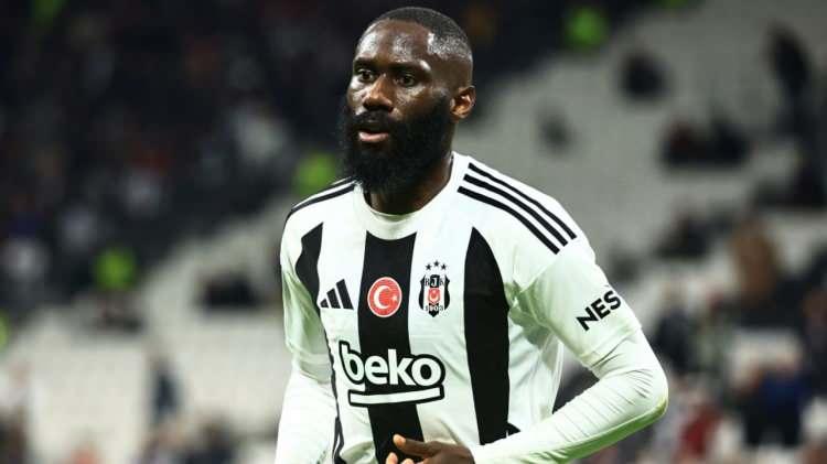 <p>Masuaku ile yeni sözleşme imzalanmazsa farklı bir sol bek transferi yapılacak.</p>

