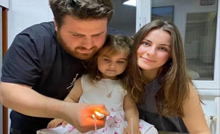 <p>1 Mart 2024'de Eyüpsultan'da 17 yaşındaki Timur Cihantimur, ehliyetsiz şekilde sürdüğü aracıyla seyir halindeyken yol kenarında arıza nedeniyle park halinde bulunan 3 adet ATV tipi araca çarpmış, kaza sonucu 29 yaşındaki Oğuz Murat Aci hayatını kaybederken orada bulunan diğer kişiler de yaralanmıştı.</p>

<p> </p>
