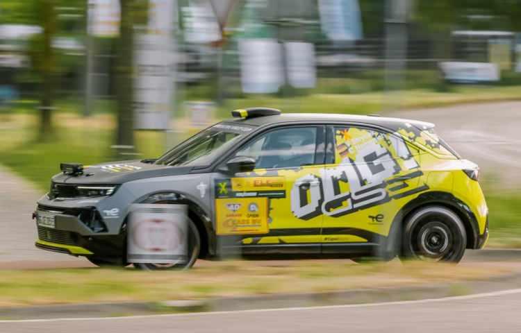 <p>Opel ve Vauxhall Pazarlama Başkan Yardımcısı Rebecca Reinermann ise Mokka GSE Rally'nin, Opel Motor Sporları hayranlarını heyecanlandıracak özelliklere sahip olduğuna değinerek, "Elektrikli ralli prototipi, GSE alt markamızın zengin motor sporları mirasına yakışır elektrikli heyecanlar ve üst düzey performans sunarak, bu yıl bir sonraki seviyeye ulaşacağını kanıtlıyor." değerlendirmesinde bulundu.</p>